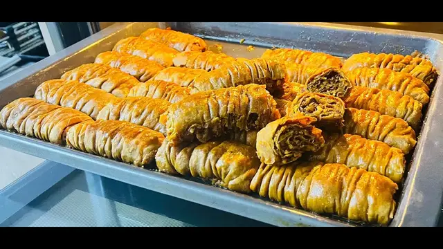 Слоёная выпечка с ореховой начинкой и сиропом