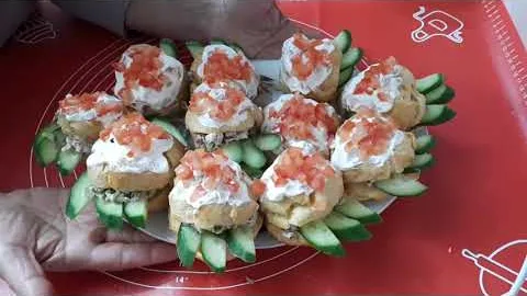 Новогодняя закуска с курицей и красной рыбой 
