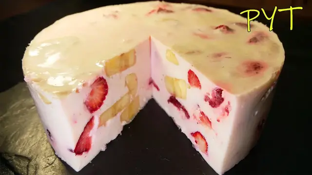 Нежный десерт из сметанного желе с ягодами и фруктами