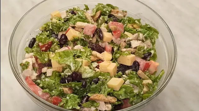 Простой и вкусный салат с курицей, фасолью и сухариками