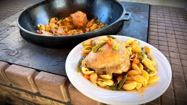 Макароны с курицей и овощами в казане