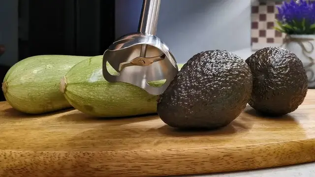 Жареные кабачки и соус из авокадо