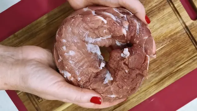 Свинина на луковой подушке в духовке 