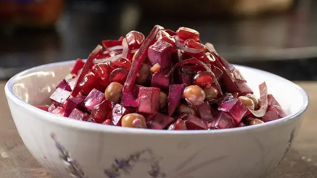 Пооезный салат из свеклы