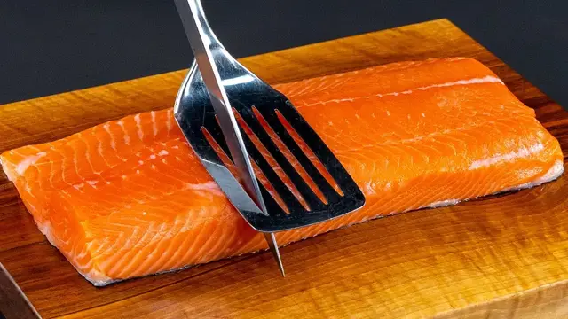 Лосось со сливочно-шпинатным соусом и картофельным пюре