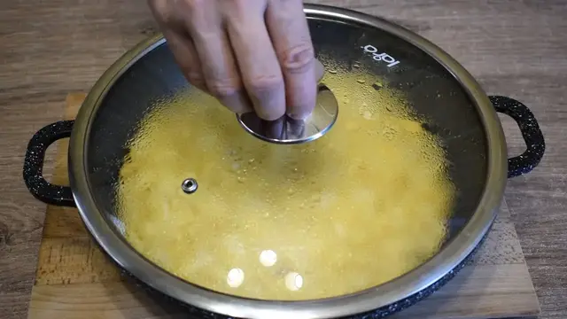 Быстрый яблочный пирог на сковородке 