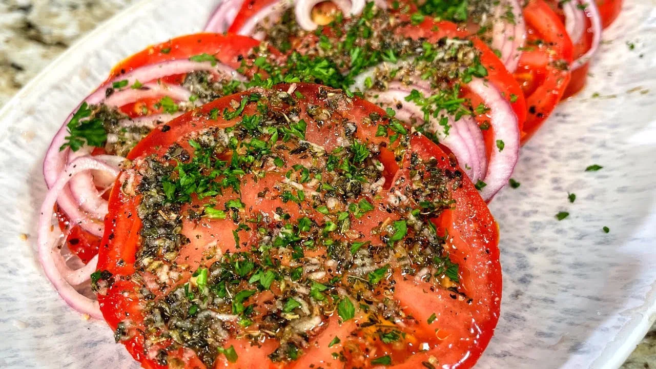 Быстрый и вкусный салат из помидоров