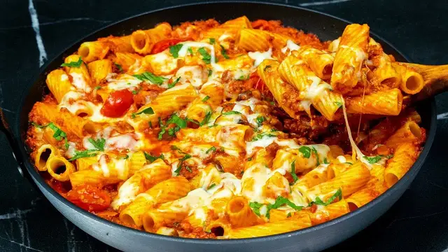 Макароны с мясным соусом и запечёнными черри