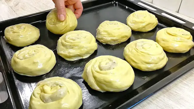 Слоёные лепёшки с фаршем в духовке 