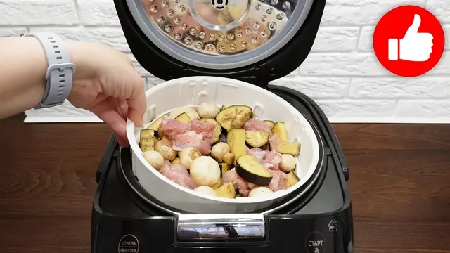 Баклажаны, грибы и курица на пару в мультиварке