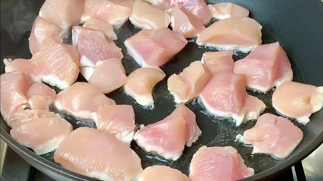Курицу в сметанном соусе на сковородке