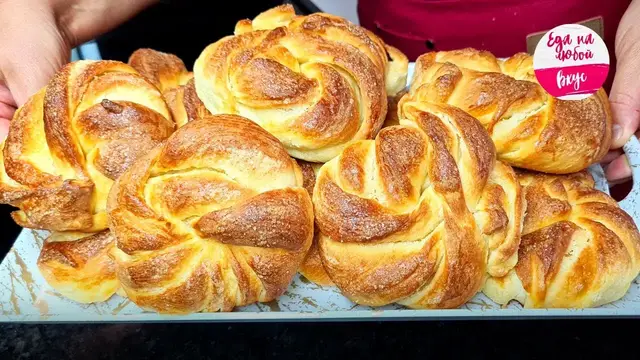 Пышные булочки с масляной прослойкой