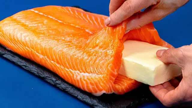 Лосось со сливочно-грибным соусом и рисом