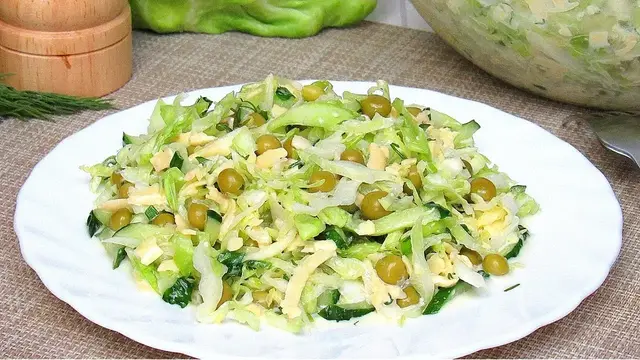 Необычный салат из капусты с вкусным соусом