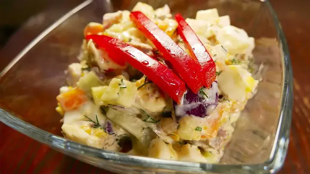 Салат из консервированной рыбы