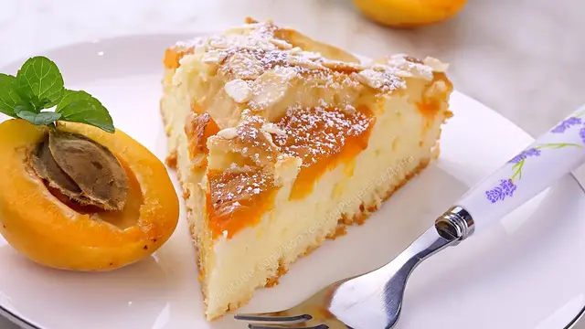 Быстрый и вкусный пирог с абрикосами и миндалем
