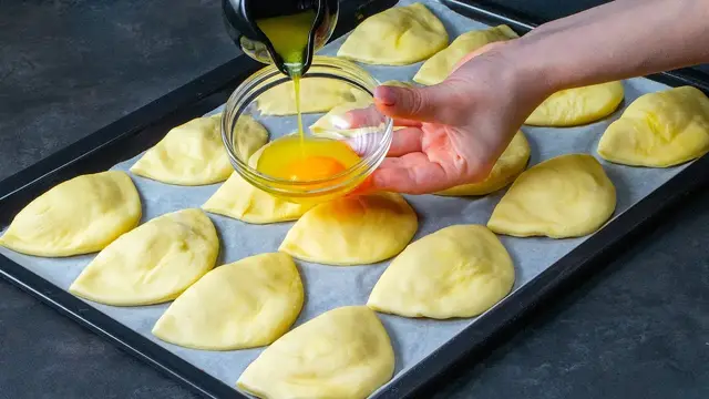 Домашние пирожки с моцареллой 