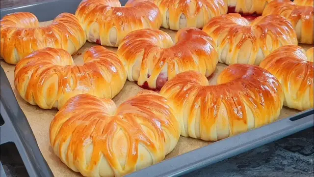 Пышные пирожки с ягодами