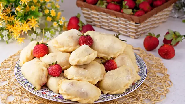 Паровые вареники с клубникой
