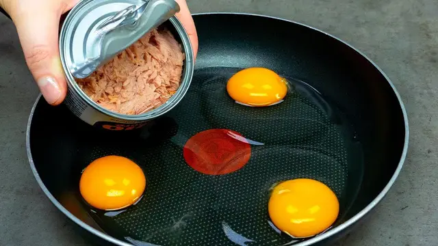 Картофельные котлеты с тунцом и йогуртовым соусом
