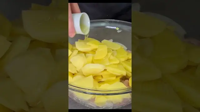 Нежный пирог с курицей и картошкой