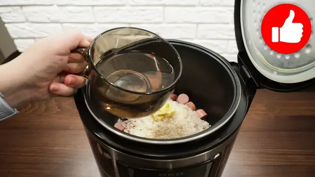 Рис с сосисками в мультиварке