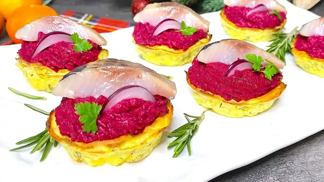 Закуска «Селедка на шубе» в картофельных тарталетках