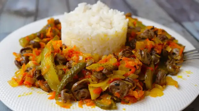 Куриные сердечки с овощами на сковородке 