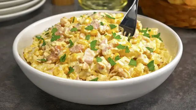 Популярный салат Нежность из копченой курицы и консервированных ананасов