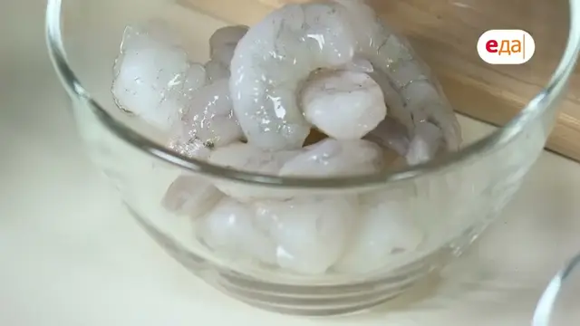 Паста с креветками и соусом из тыквы и салат с тыквой и фасолью