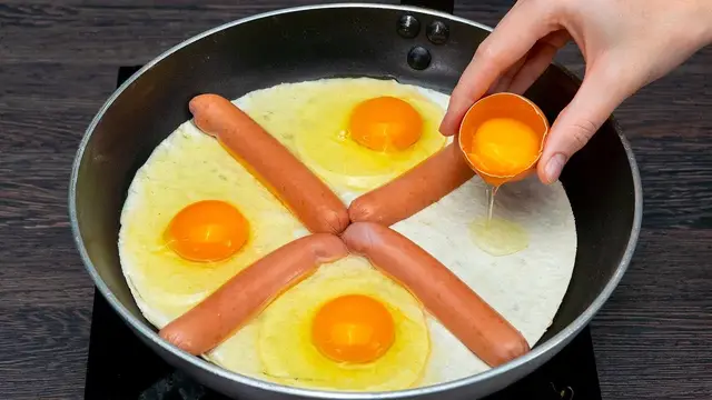 Яичница с сосисками по-новому