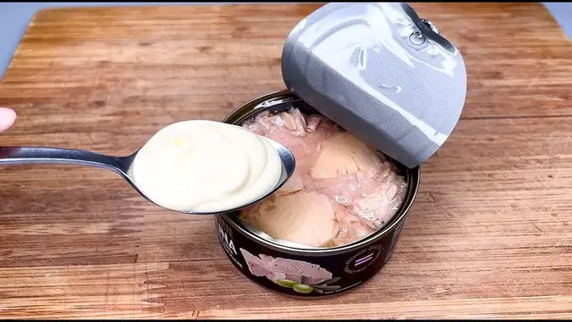 Новый салат из консервированной рыбы