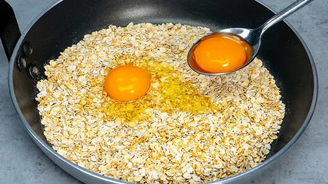 Запеканка из овсяных хлопьев с перцем капия и соусом из феты