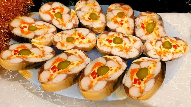 Вкусный рулет из скумбрии на Новогодний стол