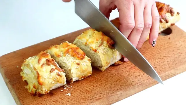 Рулет из лаваша с куриным фаршем и сыром в духовке