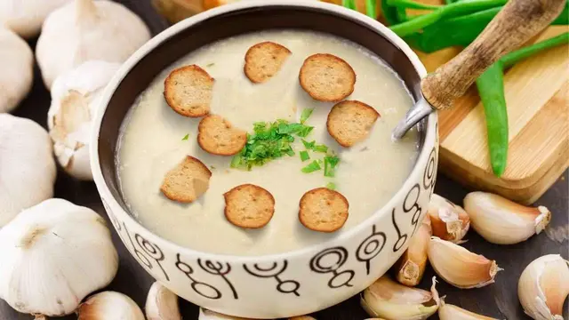 Чесночный суп с хрустящими гренками