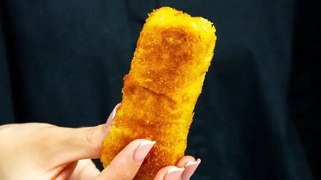 Хрустящие палочки из капусты с моцареллой и соусом