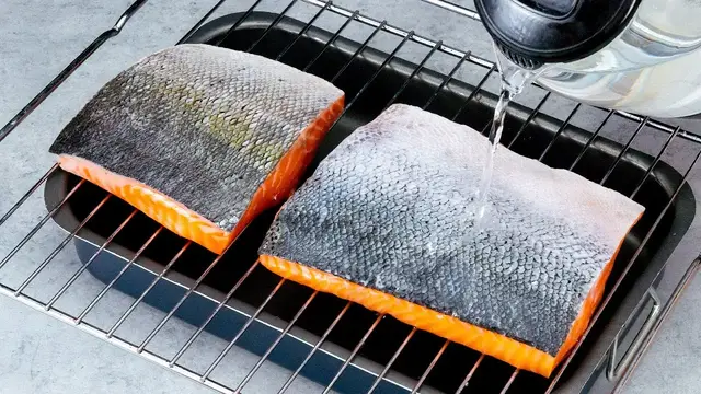 Сочный лосось с чесноком и лаймом на сковороде с картофельным пюре