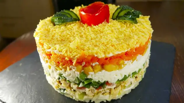 Слоёный салат из куриной грудки на новогодний стол 