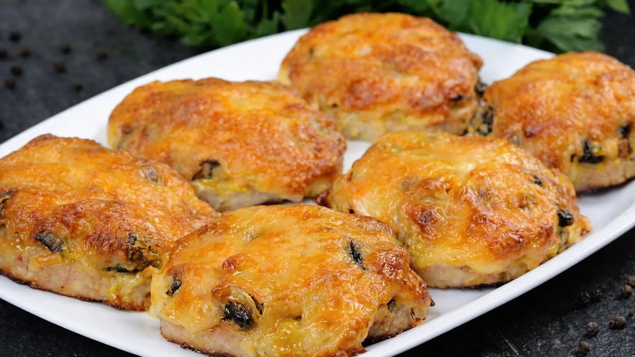 Мясные биточки с грибами под сырной корочкой