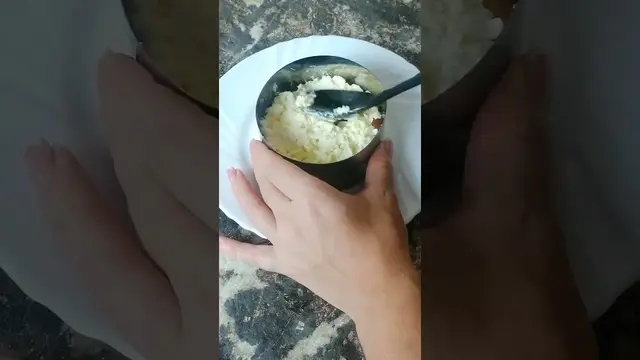 Сытный салат с кальмарами на праздничный стол