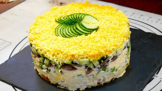 Слоёный салат с курицей и грибами 