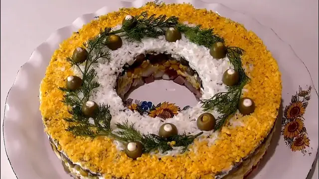 Праздничный салат с ветчиной и грибами