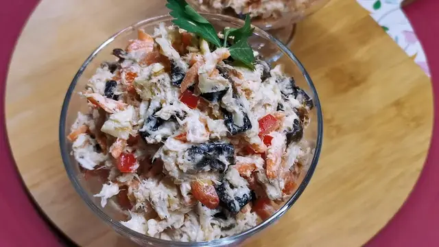 Салат с курицей и черносливом 