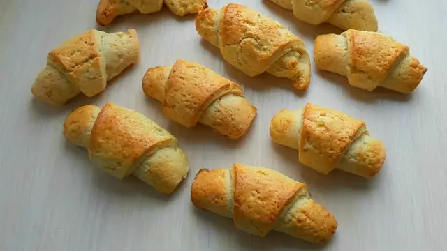 Домашние рогалики с яблоками 