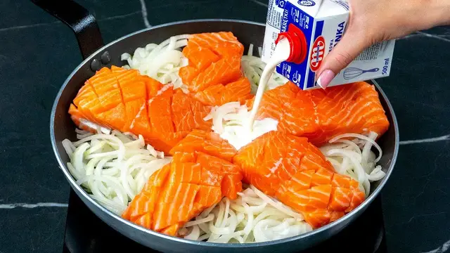 Вкусный лосось на сковороде