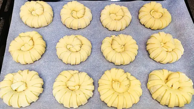 Сдобные булочки с яблоками