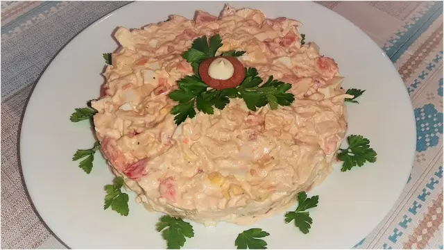 Салат с курицей, помидорами и сыром 