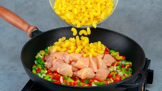 Паста с курицей и овощами в томатном соусе