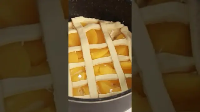 Пирог с творогом и персиками